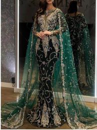 Luxury Arabic Kaftan Green Formal Evening Dresses With Cape Beaded Lace Appliques Glitter Prom Dress Long Sleeve Velvet Spring Autumn Winter Mermaid Party Gowns