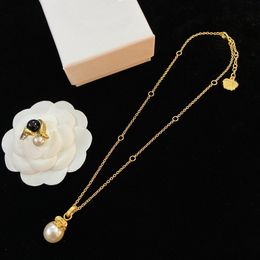 Ciondoli di perle di moda Collana con orecchini a bottone Set di anelli da donna in ottone placcato oro 18 carati Medusa gioielli da donna firmati MS11 --07