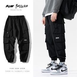 Tute da uomo Streetwear Nero Uomo Harem Joggers Pantaloni Uomo Pantaloni cargo Hip Hop Tasche casual Pantaloni sportivi Pantaloni moda oversize maschile 220926