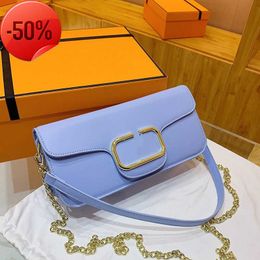 Designer Bags New Womens Korean Single Shoulder Oblique Span Bag Letter v Alloy Buckle Fashion Underarm Chain Bar Small Square Covertote Bag Factory Direct Sale