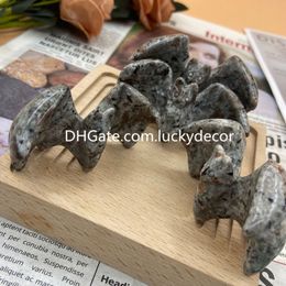 Natural UV Reactive Yooperlite Bat Skull Halloween Gift Collection Fluorescent Yooper Stone Glowing Rock Quartz Crystal Carving Flying Animal Figurine Specimen