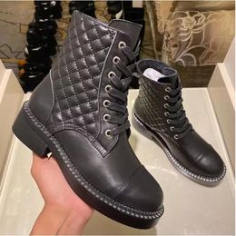 Лучший дизайнер Lingge Lace Up Boots Женские маленькие ароматные толстые толстые на каблуках настоящие кожаные туфли с регулируемыми черными рыцарями на открытом воздухе Мартинс