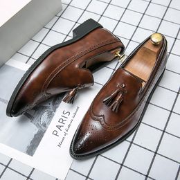 Bullock Mocassini Scarpe Da Uomo Tinta Unita PU Punta a punta Nappa Intagliata Un Pedale Classico Business Casual Festa di Nozze Quotidiano AD256