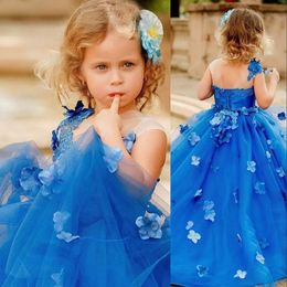 2023 Royal Blue Flower Girls Dresses For Wedding Lovely Illusion Cap Sleeves Lace Appliques Flowers Puffy Children Kids Party Communion Gowns Ball Gown Sweep Train