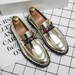 Men Fashion Loafers Shoes Classic Shiny PU Round Head One Pedal Small Flying Insect Decoration Business Casual Wedding P db