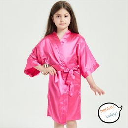 Flicka pyjamas kimono mantel bröllop fest blomma baby nattdress solid badhandduk ny mode natt lek silk satin badrock barn