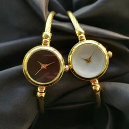 Armbanduhren: Klassische Retro-Damenuhr – Verkauf von Edelstahluhren für Damen, temperierte Mode, einfache Uhren, Armbanduhren