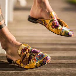 Sandálias elegantes elegantes cetim de ponta requintada bordado com borla de bordado Slingback confortável Fashion Street ao ar livre de verão meio arrasto