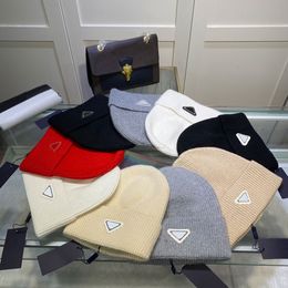 Designer Winter Beanie Knitted Hats Skull Caps Simple Triangle Cashmere for Man Woman Winter 9 Colour Top Quality