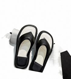 Luxus Designer Sandalen 22S Frauen Flip-Flops Dicke Unterseite Karree Hausschuhe Echtes Leder Außensohle Schaffell Futter Strand Schuhe