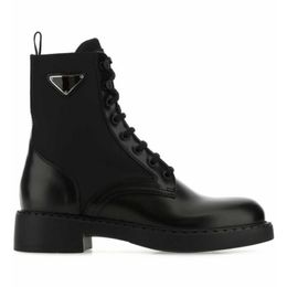 Designer-Schnürstiefel mit Plakette für Damen, schwarzes Leder, Kampfstiefel, flacher Absatz, Winterstiefel, hochwertige und Plateau-Damenschuhe, Freizeitstiefel für Kraftfahrzeuge