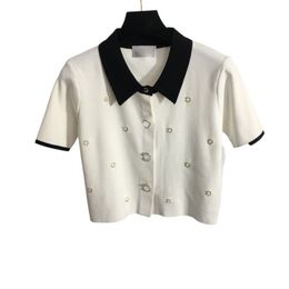 2022 Damen-Marken-T-Shirt aus Strick-Designer-Oberteilen mit Kristall-Buchstabenknopf, Mädchen-Milan-Runway-Designer-Crop-Top, High-End-Revers-Ausschnitt, kurze Ärmel, Stretch-Pullover-T-Shirt