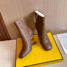 Última moda F Sculpted botas curtas de salto alto Salto alto metálico Zíper lateral dedo quadrado marrom Botas de couro de bezerro sola de couro para mulheres sapatos de grife