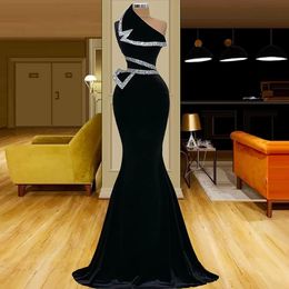 2022 Sexy Arabic Black Velvet Mermaid Evening Dresses Wear One Shoulder Plus Size Silver Crystal Beading Sleeveless Formal Prom Gowns vestido de novia