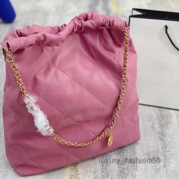 Totes Designer 39c Vintage Women Totes Borse Borsa in pelle tinta unita Borsa per lo shopping di grande capacità Borsa con ciondolo dorato Mano Claic