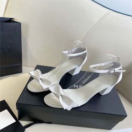 Designer tacchi gattino scarpe eleganti da donna Tacco grosso Bowtie sandali con fibbia a punta scarpe casual