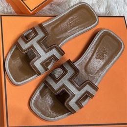 Latest Oran Slipper Fashion Family's Hand-made Flip Flops Wear Flat Outside the Real Leather and Women Wear Beach Sandals in Summer