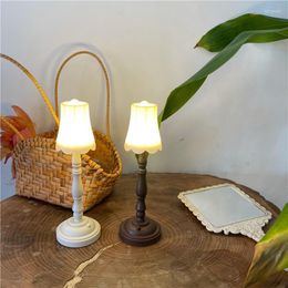 Table Lamps Nordic Mini Plastic LED Lamp White Vintage Small Desk Light For Bedroom Nightstand Study Office Desks