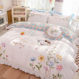 Bedding Sets White Pastoral Style Flowers Embroidered Ruffle Cotton Set Duvet Cover Bed Linen Fitted Sheet Pillowcases Home Textiles