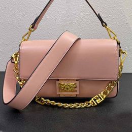 Designers Totes bags woman shoulder bag Handbags crossbody Classic snap closure very good workmanship Very convenient to carry Hardware chain decoration