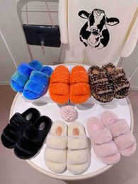 Designer feminino chinelos de peles sandálias fofas fofas preto e branco Multicolor resistente a desgaste não deslizamentos de chinelos quentes opcionais 35-40