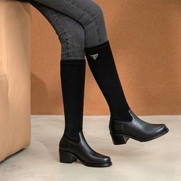 Stivali alti al ginocchio invernali Scarpe da donna firmate con punta tonda Pelle scamosciata in vera pelle Piattaforma di lusso per la moda nuziale