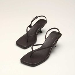 Die Reihenschuhe mit französischem Wort und Sandalen aus Leder mit Zehenclip, quadratischem Kitten-Heel-Rücken, leerem Sommer-Mittelabsatz