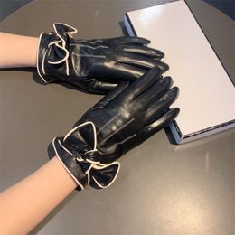 Designers Brands Luxurys Five Fingers Gloves High Quality Leather Wool Classic Letters Glove Fashion Winter Warm Leisure Mittens