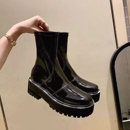 Tasarımcı Patent Deri Martin Boots Moda Bahar ve Sonbahar Kadın Botları Toe Mektup Dekorasyon Mizaç İngiliz Tarzı Kısa Boot
