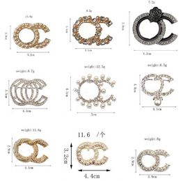 20style Women Brand Designer Letter Brooches Pearl Rhinestone Crystal Metal Suit Laple Pins Fashion Jewelry Accessories