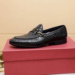 Gentlemen Business ￤kta l￤derl￤genheter Walking Casual Loafers Men Wedding Party Brand Designer Dress Shoes Storlek 38-45 MKJKKK000002