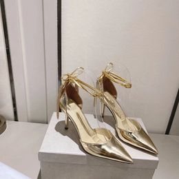 Sapatos de primavera e verão 2023 Temperamento High Salto pontudo lado vazio sapato único feminino de boca rasa de metal magro fino