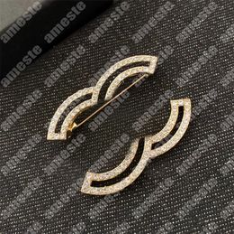 Designer Men Womens Brooch Pins Classic Letter Brooch Pin Suit Dress Pins For Lady Fashion Pearl Brooches Luxury Jewellery Breastpin