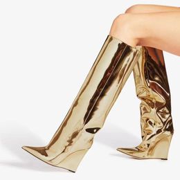 Золотая патентная кожаная кожа высокие ботинки женщины сексуальные клинья высокие каблуки заостренные носки Botas Женщины увеличивают модные туфли на мотоциклете