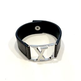 Designer-Schmuck, silberfarben, schwarz, Lederarmbänder, Herren-Charm-Armband für Damen, breite Handschlaufe, braunes Blumenmuster, Gold-Logo-Stempel, bedruckt, modisches Geschenk