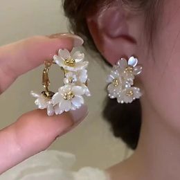 New Exquisite White Flower Splicing Hoop Earrings for Women Fashion Geometric C Earrings Korean Trend Elegant Jewelry gifts nice