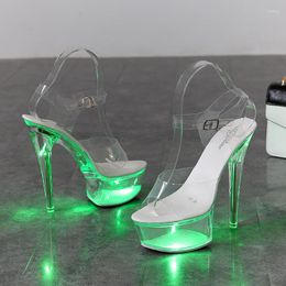 Chaussures habillées 2022 Éclairage de femme luminante Sandales claires Lumineuses Plateforme de talons hauts Transparent Stripper Wedding