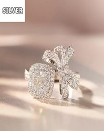 S925 Sterling Silver Ring Moissanite 18K Grupo de ouro branco embutido Diamante amarelo Bowknot Baininho de luxo de luxo Casamento de luxo9092569
