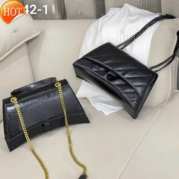 Women's Luxury Designers Shoulder Bags 2023 New Fashion Hourglass Messenger Bag Large Capacity Textural Chain Oil Wax Leather Crossbody Bag Factory Direct Sales