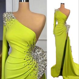 2023 Evening Dresses Wear Amazing Green One Shoulder Crystals Beaded Satin Mermaid High Split Sexy Women Dubai Formal Party Prom Dress Long Sleeve