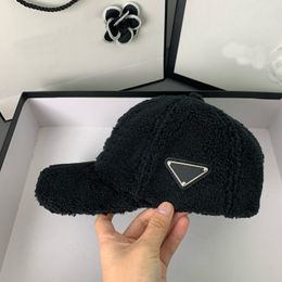 Beyzbol şapkası Sivri şapka Casquette tasarımcı şapkası snapbacks adam kaputu cp unisex kış aktif Üçgenin İmzası Sokak 2023 moda Elbise