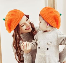 Yeni bebek balkabağı şapkaları ebeveyn-çocuk tığ işi örme beanie bebek çocuklar fotoğraf proplar kızlar kızlar kostüm kış sıcak bere şapkası cadılar bayramı balkabağı hediyesi