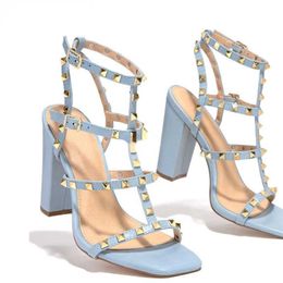 Sandalen Womens Brand Dickes Sommer Design Sandalen Absätze hohe mid-heel sexy offene Tote mit PVC-Schnalle-Gurt Square Heel T221209 294 Y240529tiqq
