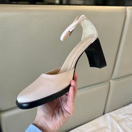 2023 Yeni Tasarımcı Sandalet Slingback Pompalar Terlik Kadınlar Yuvarlak Baş Sandal Tıknaz Topuk Metal Tokalı Kutu