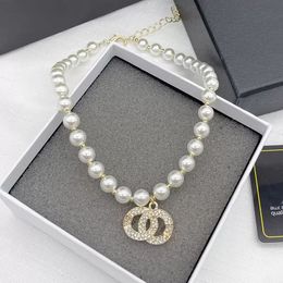Diseñador de moda de lujo Collar de perlas encanto Joyería Boda Diamante 18K Chapado en oro Platino Letras colgantes collares mujeres con letra C Colgante de diamante regalo