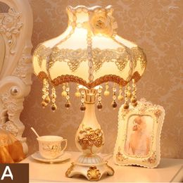 Table Lamps European Desk Lamp Princess Room Bedroom Resin Lace Shade Modern Light Wedding Party Decoration