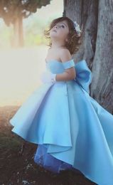 새로운 베이비 블루 플라워 여자 드레스 어깨에 큰 활 hi-lo 새틴 단순한 공주 소녀 대회 드레스 아이를위한 유아 드레스 관습