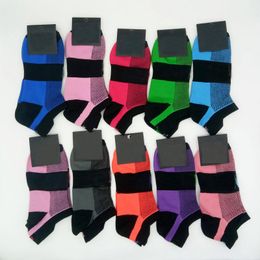 Schnelle Trocknungsstudio Tab Socken Frauen tägliche Stride Low-Uckle Sock Girls Multi Colors Black Pink Socken mit Pappe