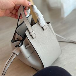 Tasarımcılar Çantalar Lüksler Kadın omuz çantası Deri Alfabe tasarımı mini çanta Messenger çanta Klasik Stil çanta Bayan çanta cüzdan çok güzel