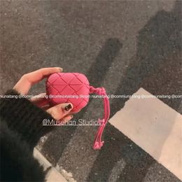 Luxury Designer Womens Headphone Cases Cushion Good Quality Earphone Case With Chain Red Colour Weave Heahphone Cover 2022